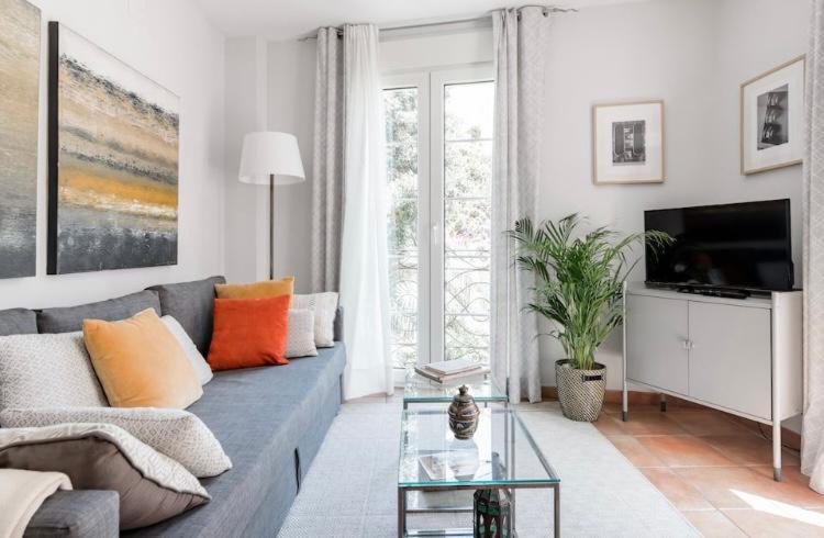 TV a/nebo společenská místnost v ubytování Apartamentos La Llum