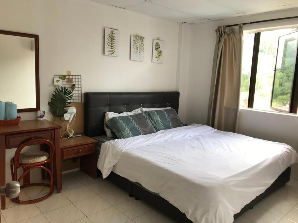 Säng eller sängar i ett rum på coralbay apartment pangkor island