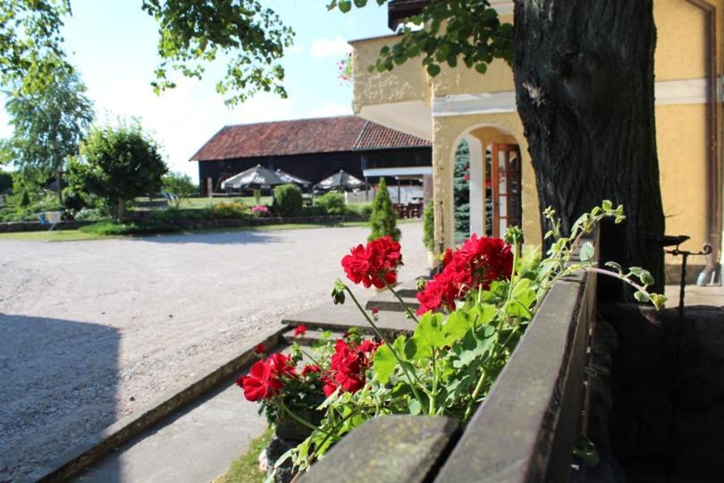 Vonkajšia záhrada v ubytovaní Folwark Tumiany Pokoje & Restauracja