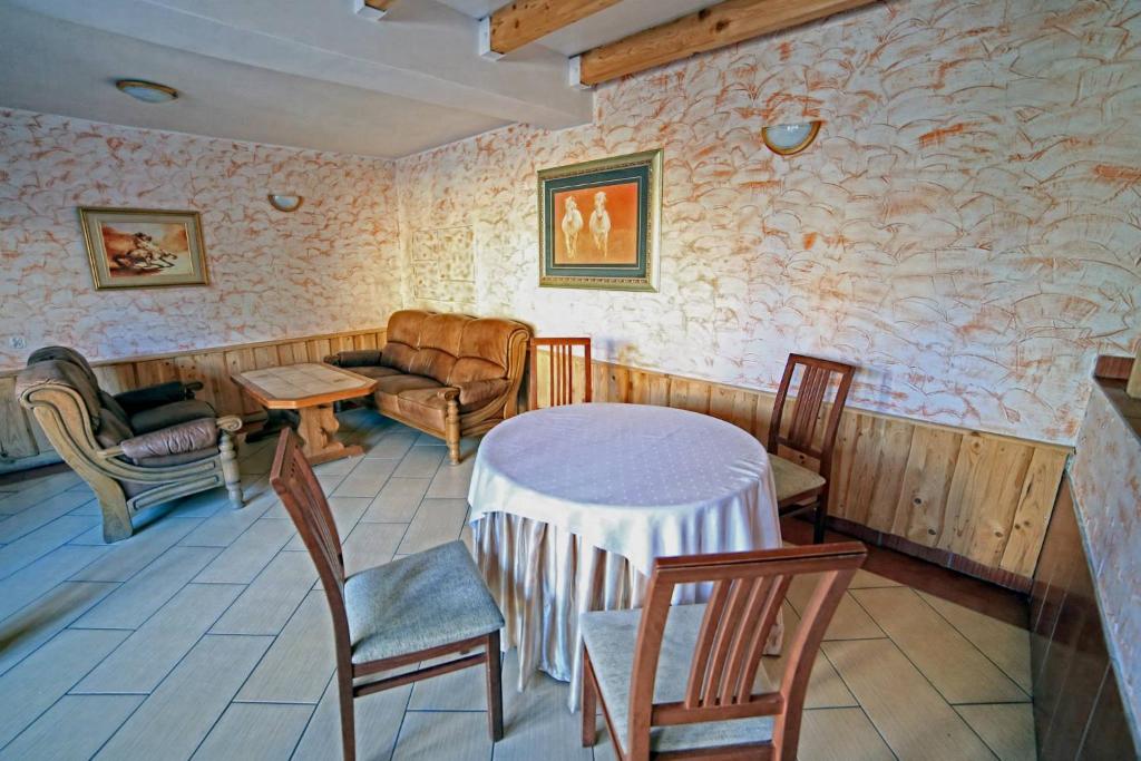 Posedenie v ubytovaní Folwark Tumiany Pokoje & Restauracja
