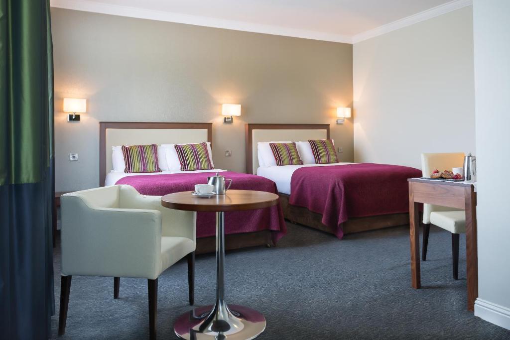 Postel nebo postele na pokoji v ubytování Rochestown Park Hotel & Leisure Centre