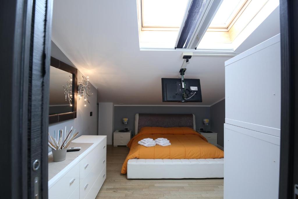 1 dormitorio con 1 cama y tragaluz en Cassino - Appartamento Duplex - Parco Rondo en Cassino