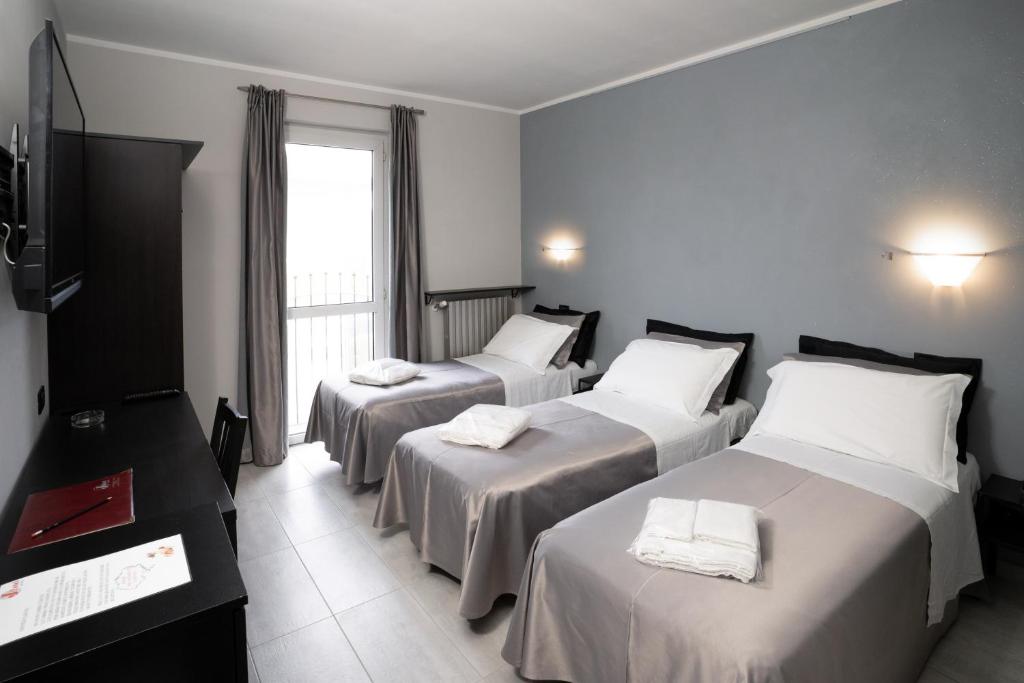 Postel nebo postele na pokoji v ubytování J Hotel