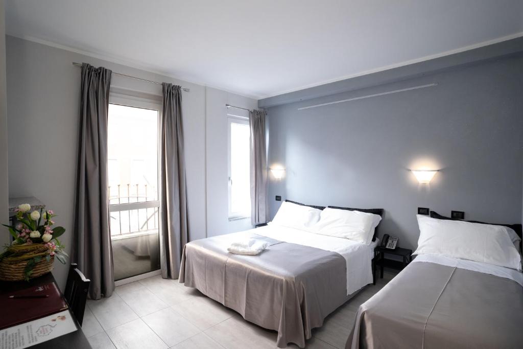 Postel nebo postele na pokoji v ubytování J Hotel