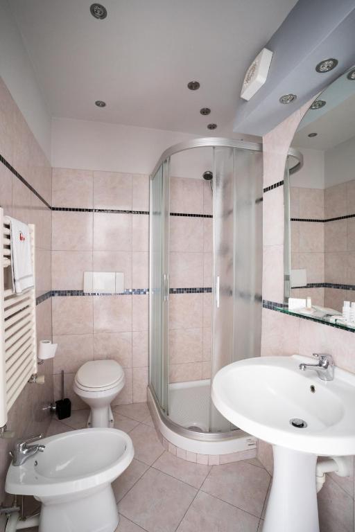 Koupelna v ubytování J Hotel