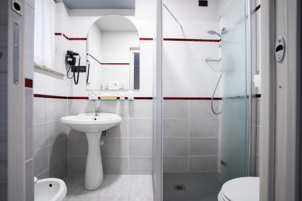 Koupelna v ubytování J Hotel