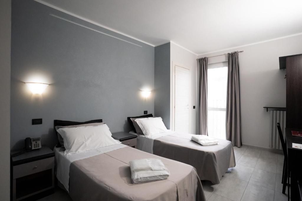 Postel nebo postele na pokoji v ubytování J Hotel