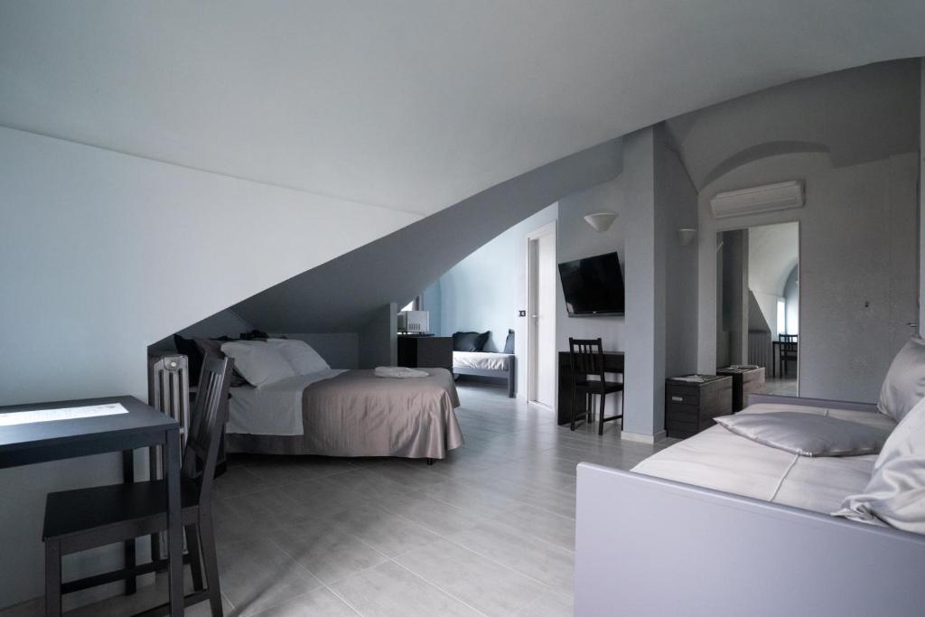Postel nebo postele na pokoji v ubytování J Hotel
