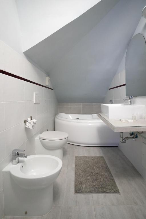 Koupelna v ubytování J Hotel