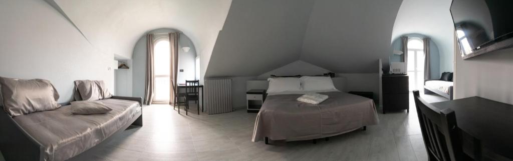 Postel nebo postele na pokoji v ubytování J Hotel