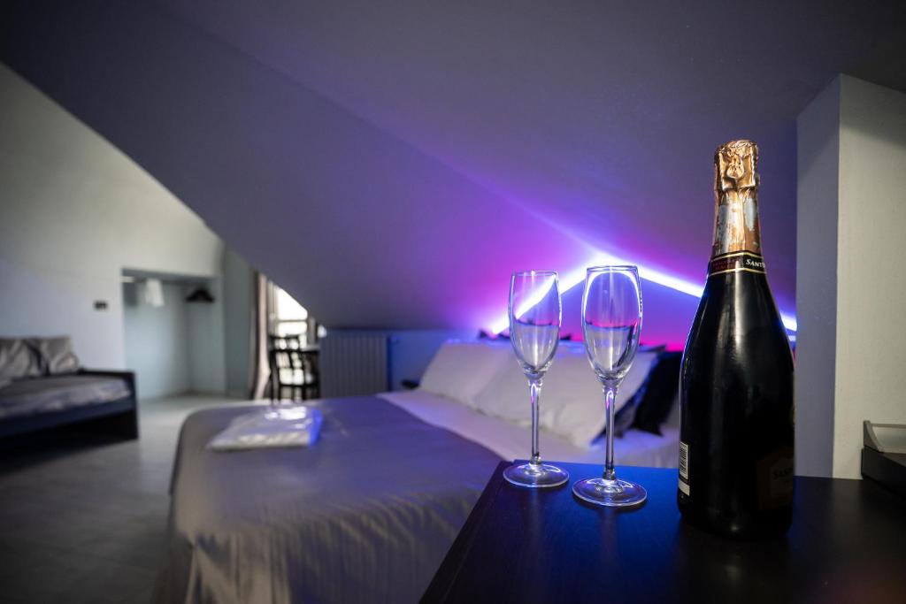 Postel nebo postele na pokoji v ubytování J Hotel