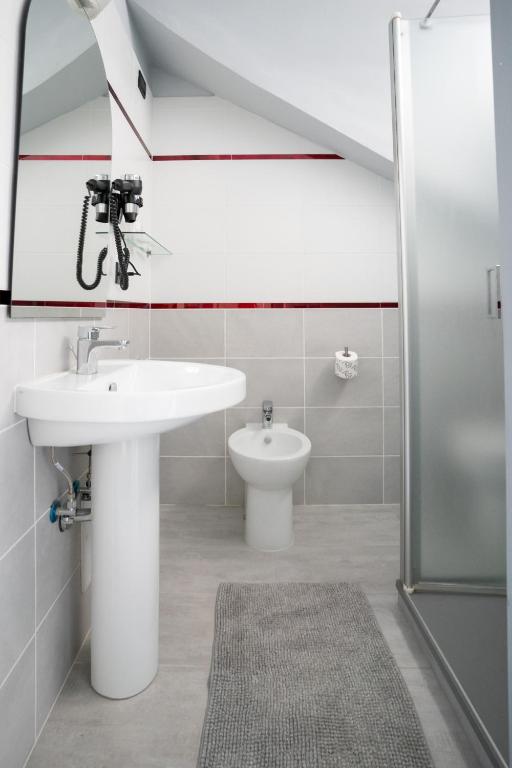 Koupelna v ubytování J Hotel