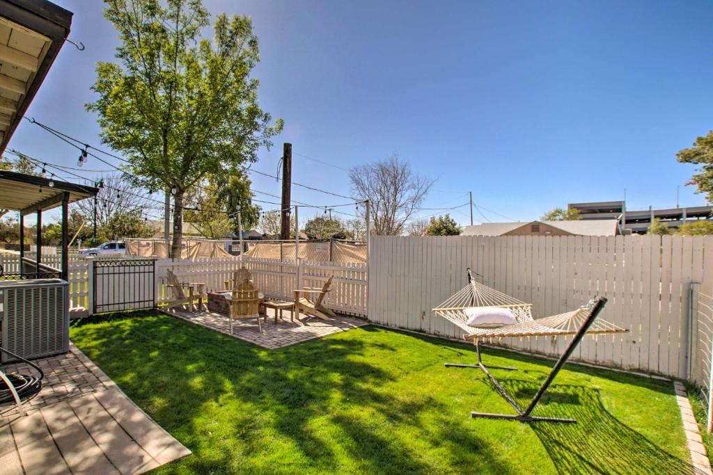 Zahrada ubytování Walk to Downtown Gilbert Home with Fire Pit!