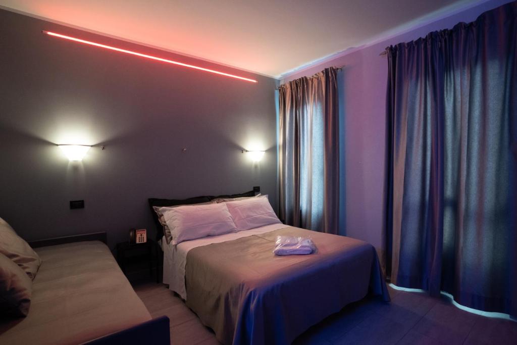 Postel nebo postele na pokoji v ubytování J Hotel
