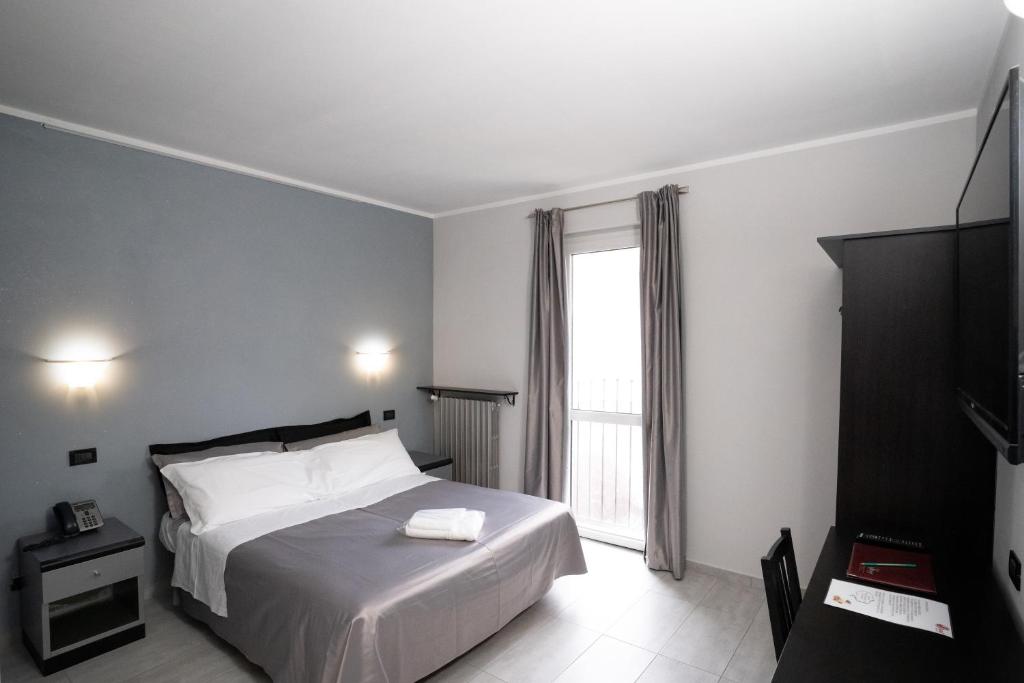 Postel nebo postele na pokoji v ubytování J Hotel