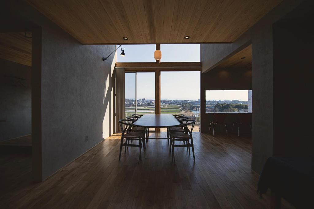 熊本的住宿－YHouse，一间带桌椅和大窗户的用餐室