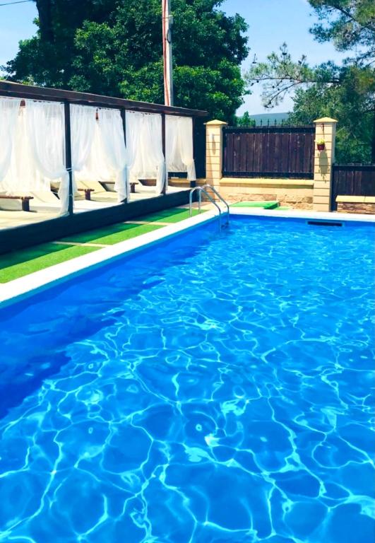 Дом в дивноморске бассейном. Гостевой дом кристалл дивноморское. Дивноморское бассейн. Морская вилла дивноморское. Прометей корпус 2 дивноморское.