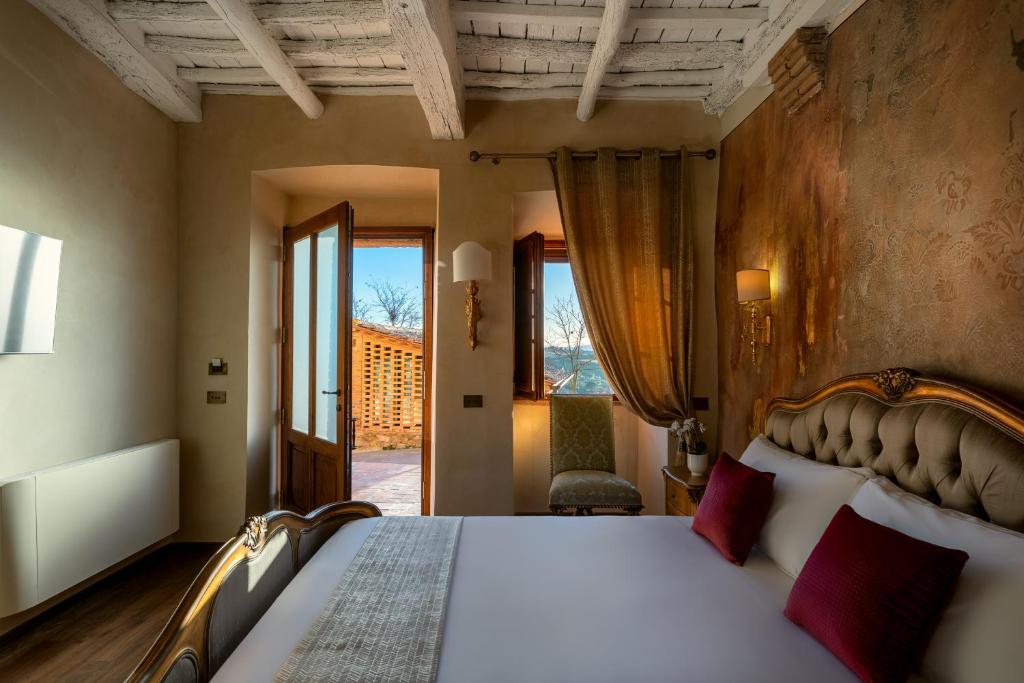 Postel nebo postele na pokoji v ubytování Il Miraggio in Val d'Orcia Relais & Spa