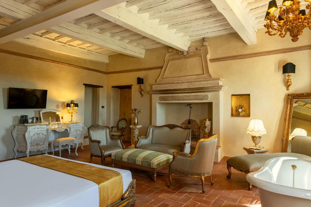 TV a/nebo společenská místnost v ubytování Il Miraggio in Val d'Orcia Relais & Spa