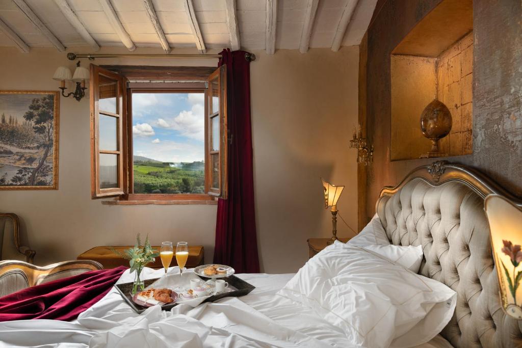 Postel nebo postele na pokoji v ubytování Il Miraggio in Val d'Orcia Relais & Spa
