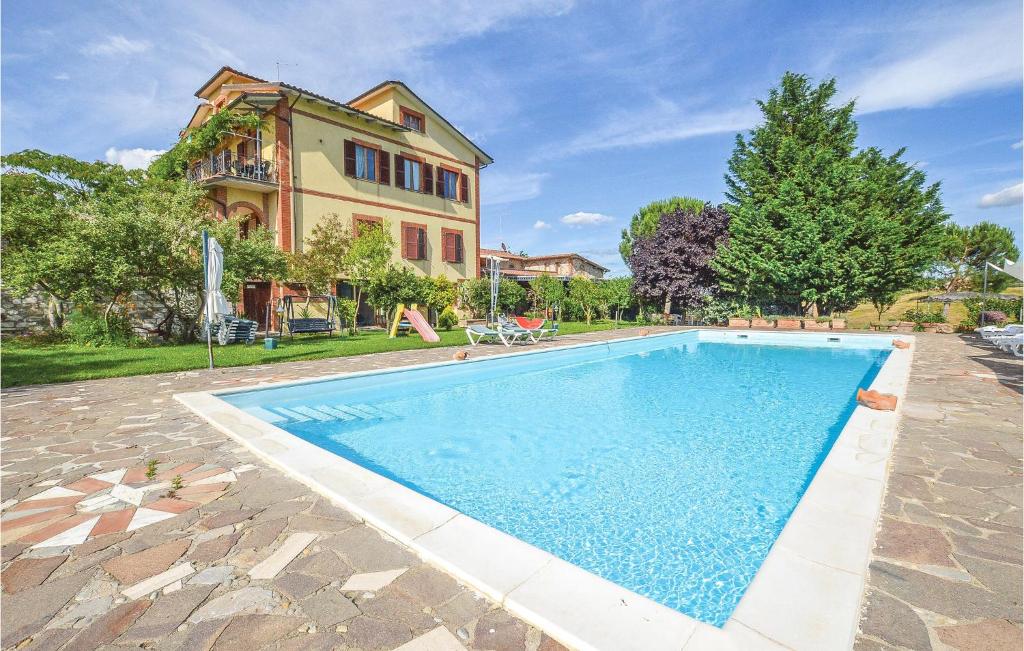 uma imagem de uma piscina em frente a uma casa em Giglio em Torrita di Siena