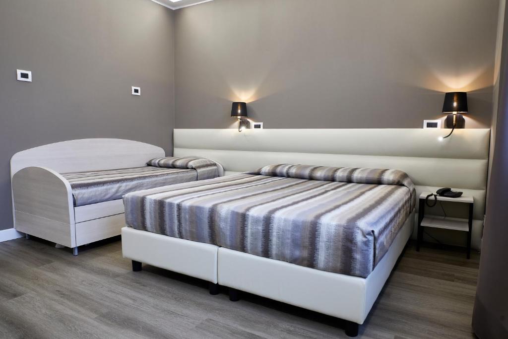 A bed or beds in a room at La Perla