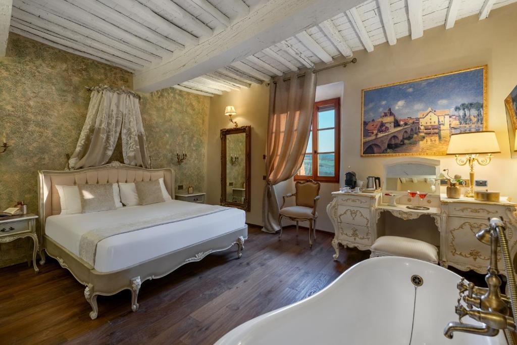 Postel nebo postele na pokoji v ubytování Il Miraggio in Val d'Orcia Relais & Spa