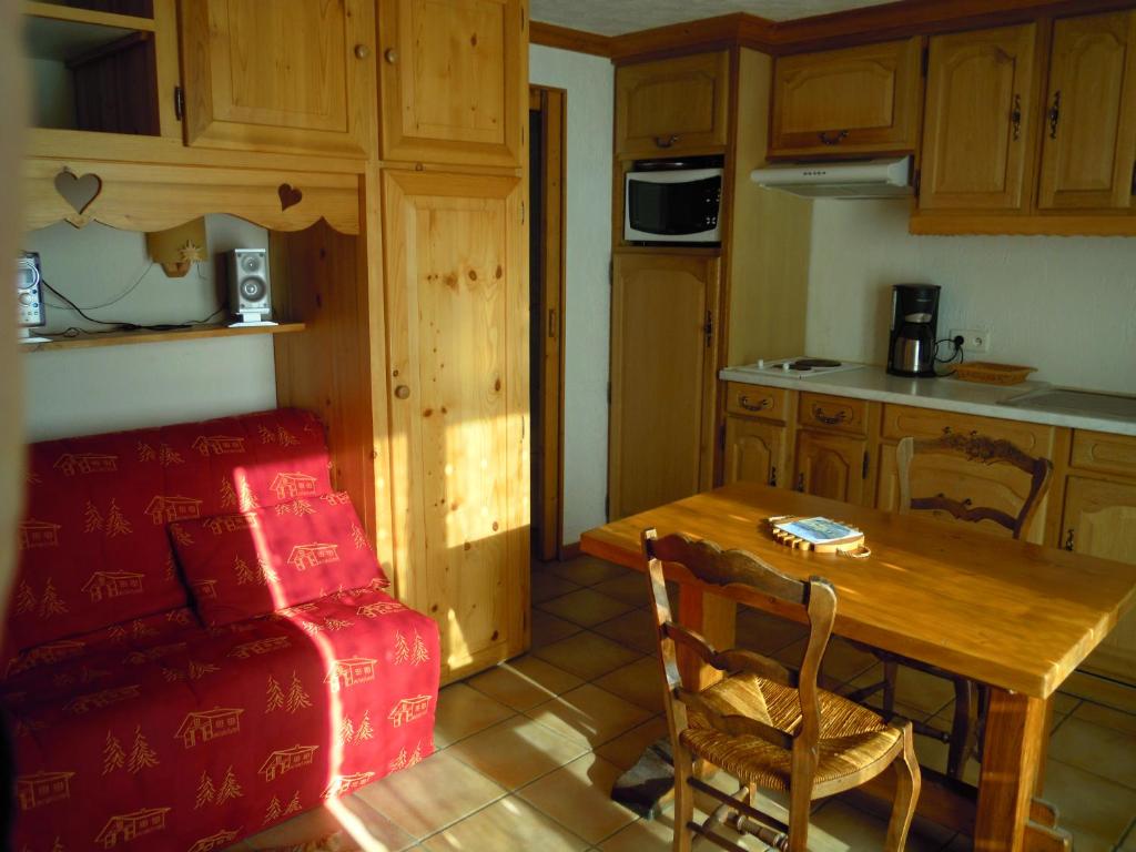 Dapur atau dapur kecil di A4 km de Megève très joli studio avec jacuzzi ,vue sur les montagnes au calme