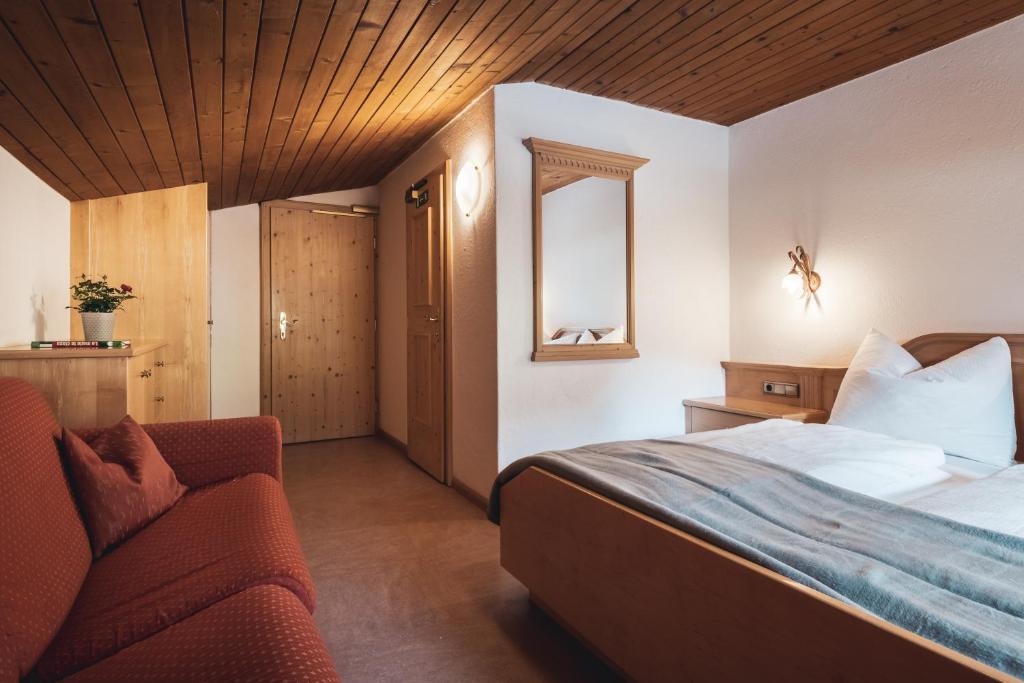 Postel nebo postele na pokoji v ubytování Hotel B&B Frohsinn