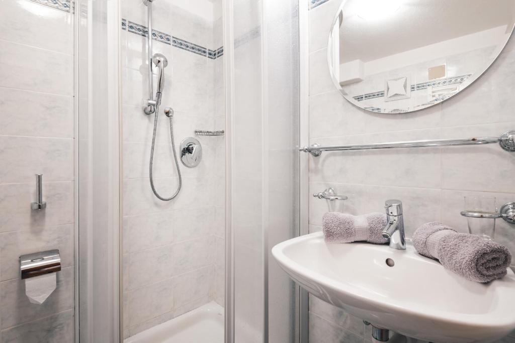 Koupelna v ubytování Hotel B&B Frohsinn