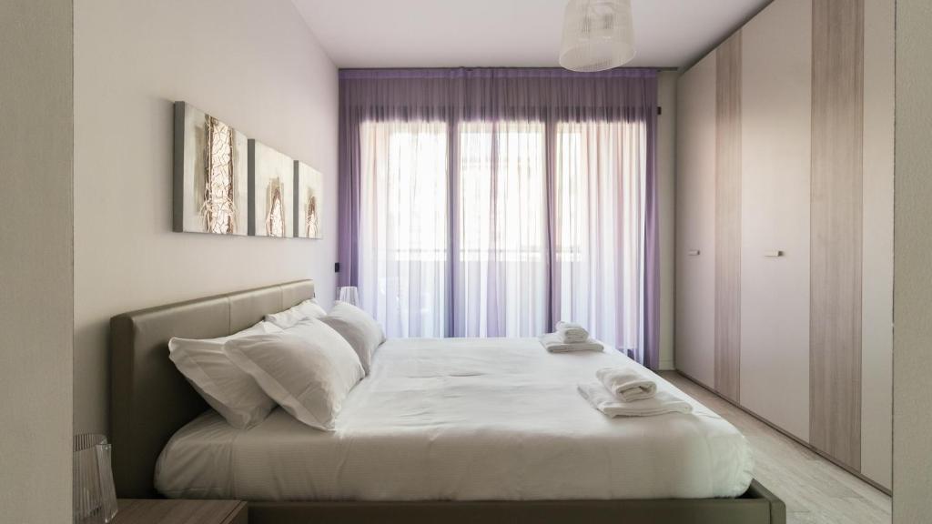 Schlafzimmer mit einem großen Bett und einem Fenster in der Unterkunft Italianway - Marcantonio dal Re 20 C in Mailand