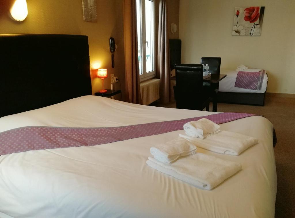 Tempat tidur dalam kamar di Logis H&ocirc;tel Le Bretagne