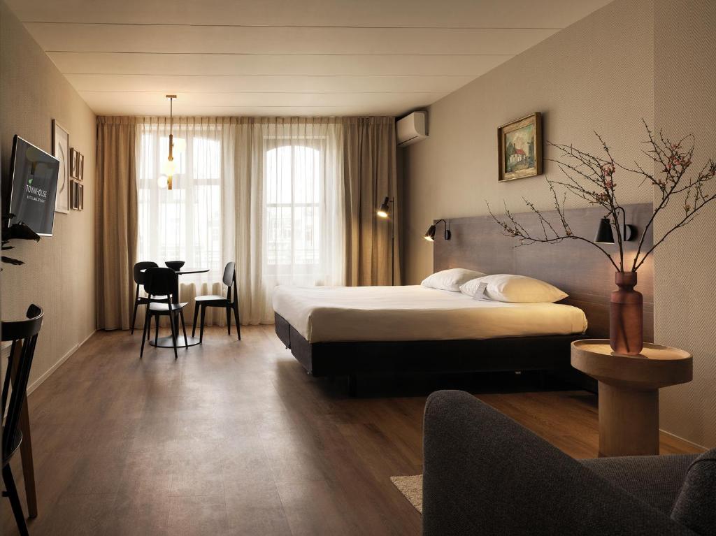 pokój hotelowy z łóżkiem i stołem w obiekcie Townhouse Apartments Maastricht w mieście Maastricht