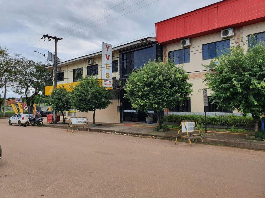 a building on the side of a street at Yves Hotel in Porto Velho