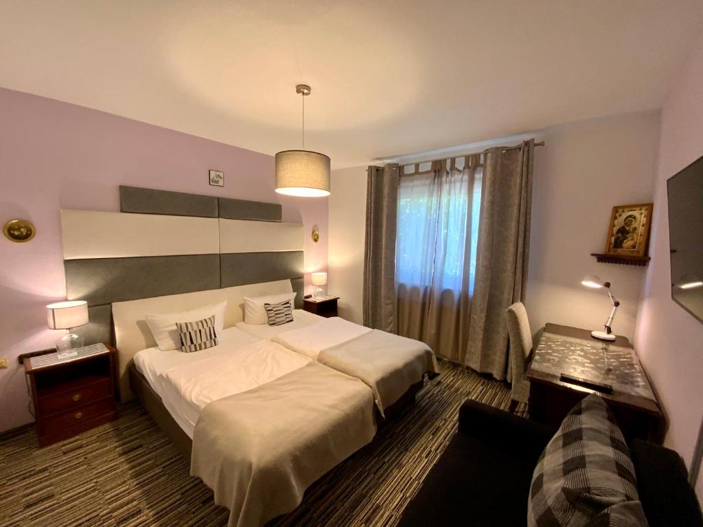 Postel nebo postele na pokoji v ubytování Hotel Attaché