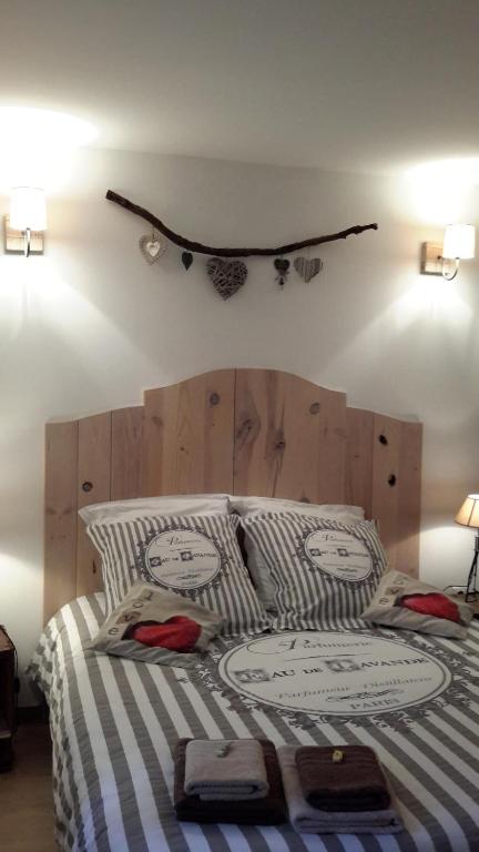 a bedroom with a bed with a wooden head board at Les Lavandes d'Estoublon in Estoublon