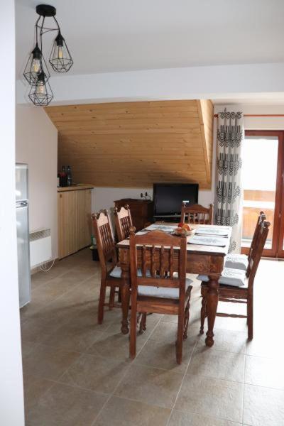 Kuchyňa alebo kuchynka v ubytovaní Apartament z basenem