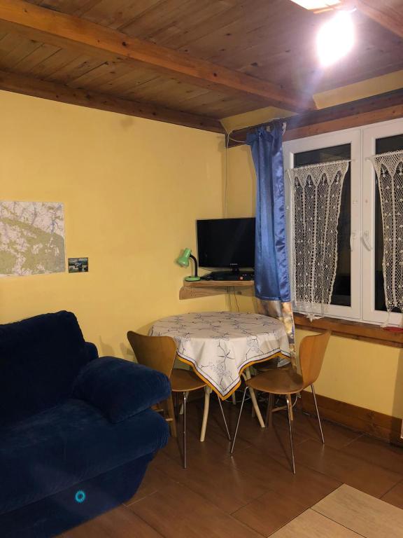 Televízia a/alebo spoločenská miestnosť v ubytovaní Rodzinny Domek Apartament