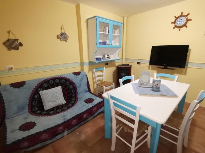 salon ze stołem i jadalnią w obiekcie Villetta Sara w mieście Torre dei Corsari