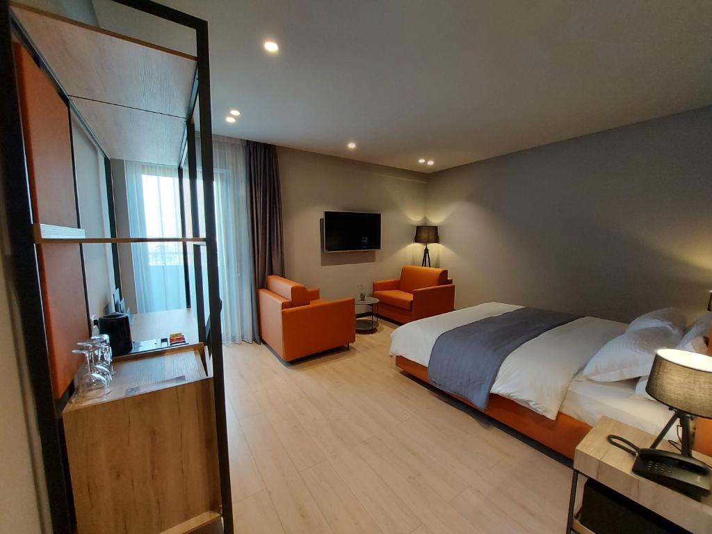 Una televisión o centro de entretenimiento en Mulaj Hotel