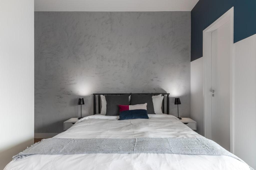  Apartamento completo com sacada - Vila Olímpia