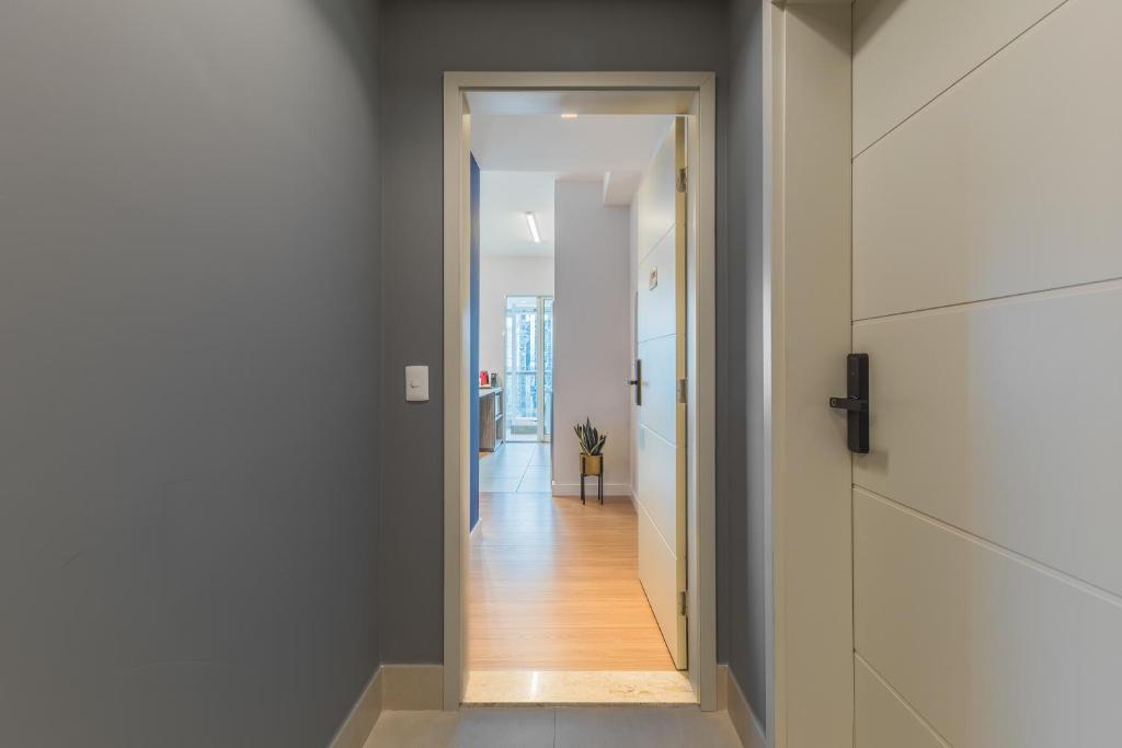  Apartamento completo com sacada - Vila Olímpia