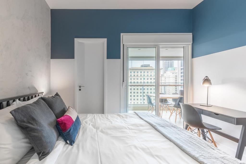 Apartamento completo com sacada - Vila Olímpia