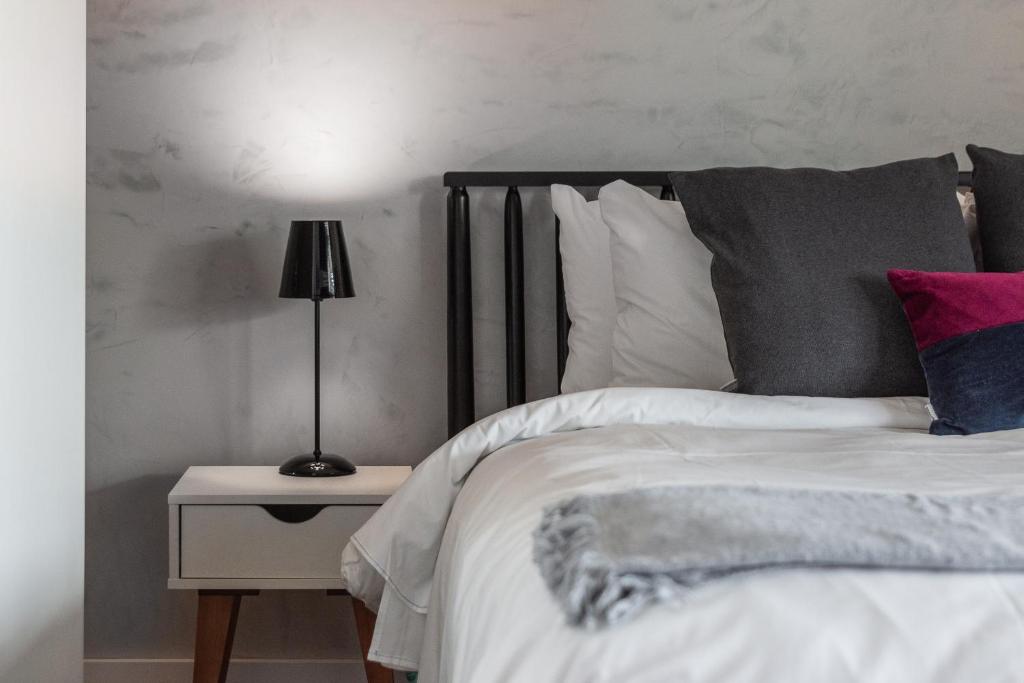  Apartamento completo com sacada - Vila Olímpia