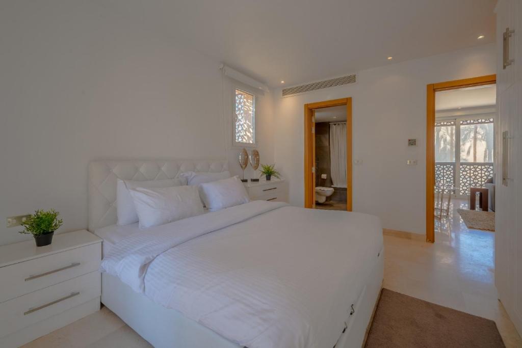 Postel nebo postele na pokoji v ubytování VESTA - El Gouna Residence