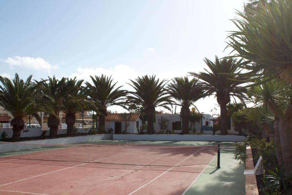 Tenis alebo squash v ubytovaní Miramar Boutique Apartments ADULTS ONLY CORRALEJO alebo jeho okolí
