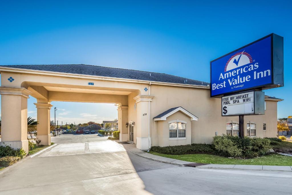 a best value inn sign in front of a building at Americas Best Value Inn New Braunfels in New Braunfels