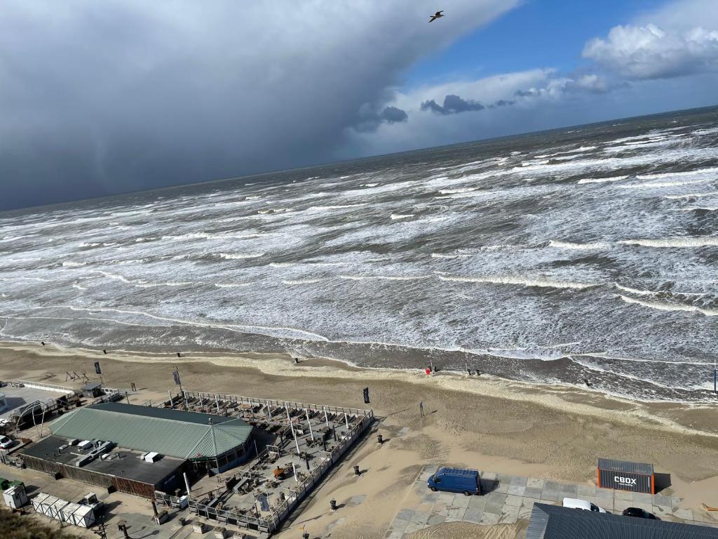 una vista aérea de una playa con el océano en De Steltloper en Zandvoort