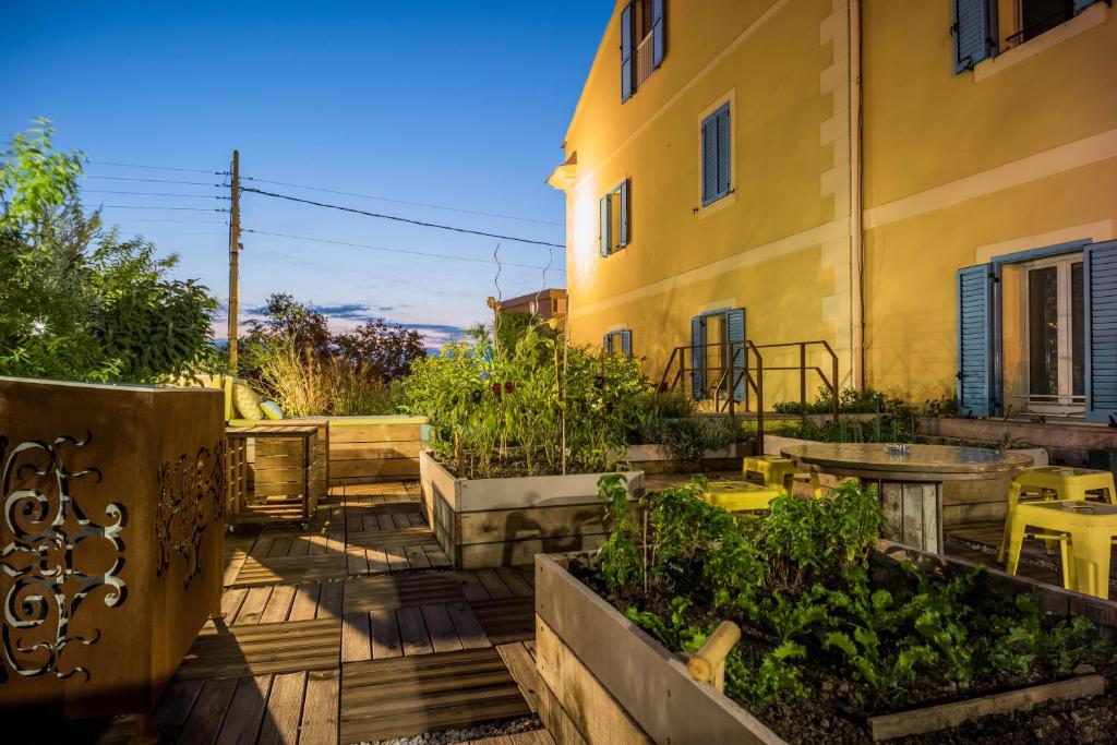 un jardín frente a un edificio en Sud Hôtel Restaurant, en Bastia