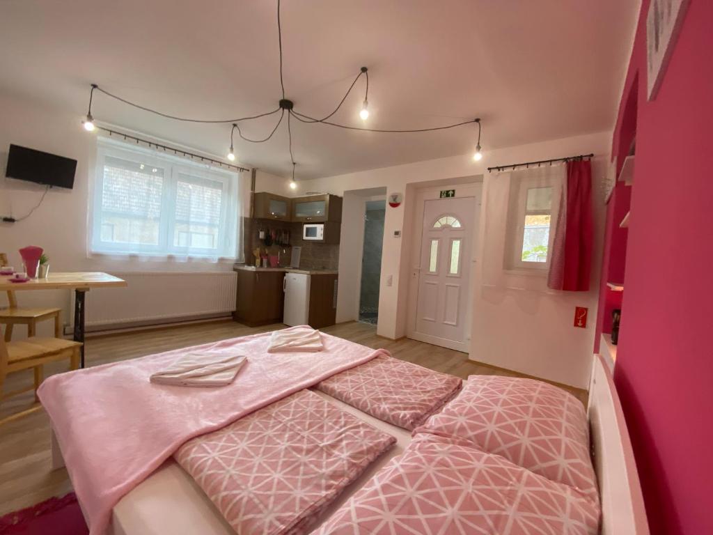 Postel nebo postele na pokoji v ubytování Julia Apartman